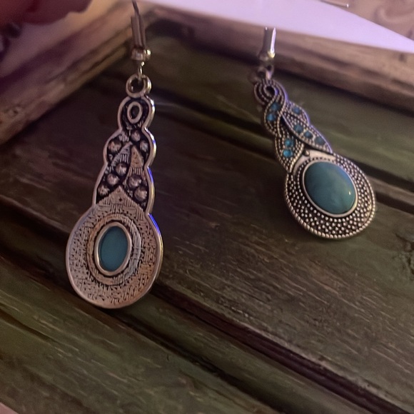 NWOT Faux turquoise and stone earrings - Picture 2 of 3